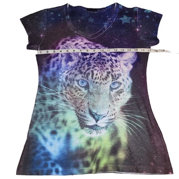 Sweet Gisele Leopard Print V-neck Fitted Tee - Picture 4 of 11